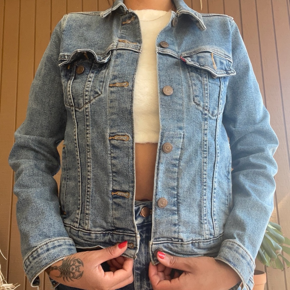 LEVI’S Denim Jacket!